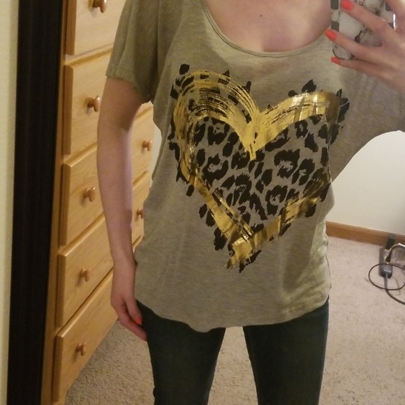 Gray, flowy t shirt with gold heart - Picture 3 of 8